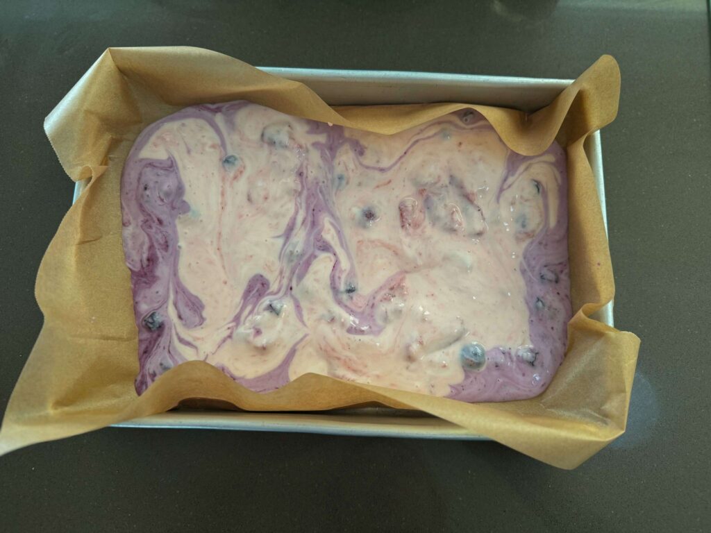 Gut-friendly yoghurt unicorn slices for kids: pour the strawberry mix over the blueberry mix