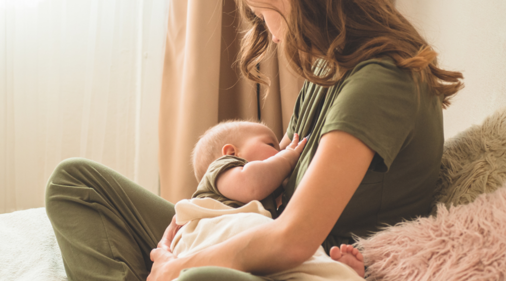 Ways to treat mastitis before using antibiotics: mother breastfeeding baby