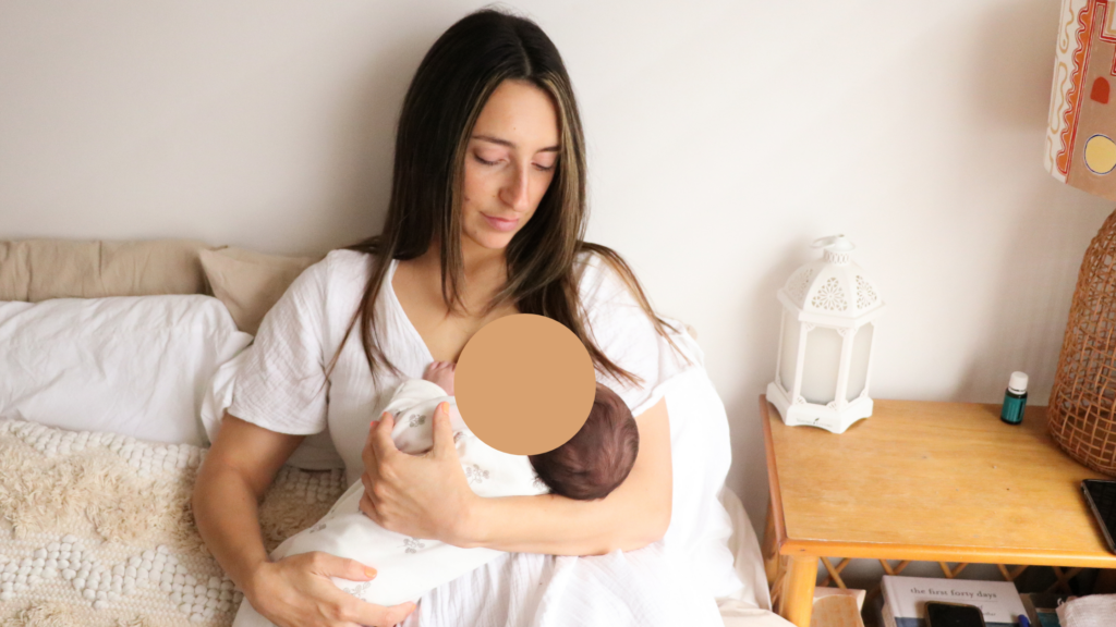 Ways to treat mastitis before using antibiotics: mother breastfeeding baby