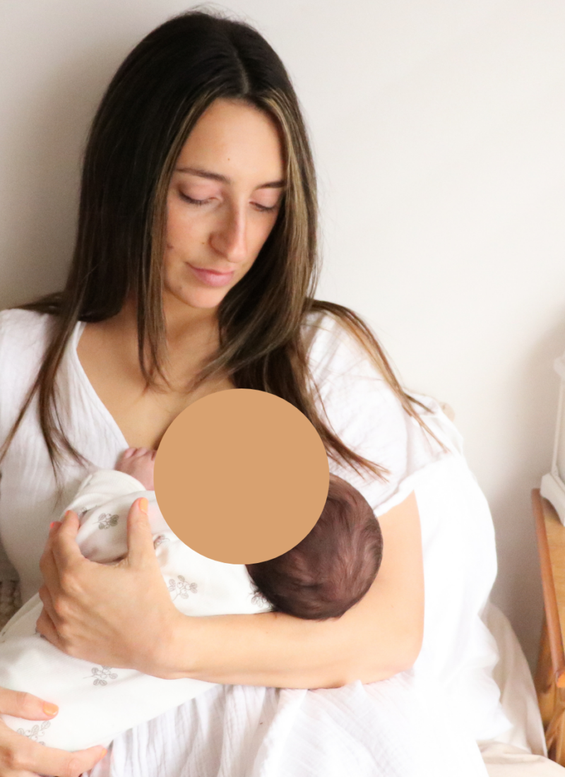 Ways to treat mastitis before using antibiotics: mother breastfeeding baby